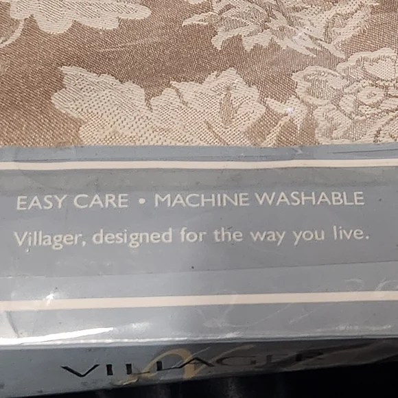 NIP New Villager Liz Claiborne Damask Tablecloth 60 x 84 Rectangle $35 Retail - Picture 2 of 5